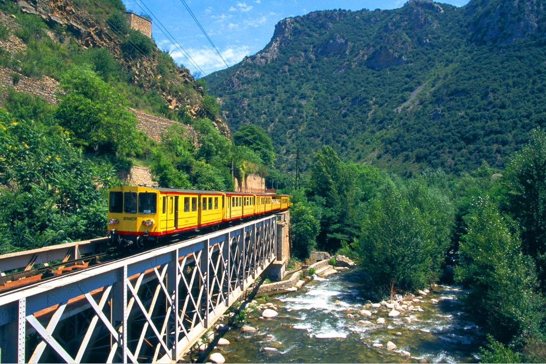 LE TRAIN JAUNE, FRANCE