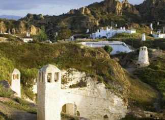 living in cave houses in andalucia southern spain (1)