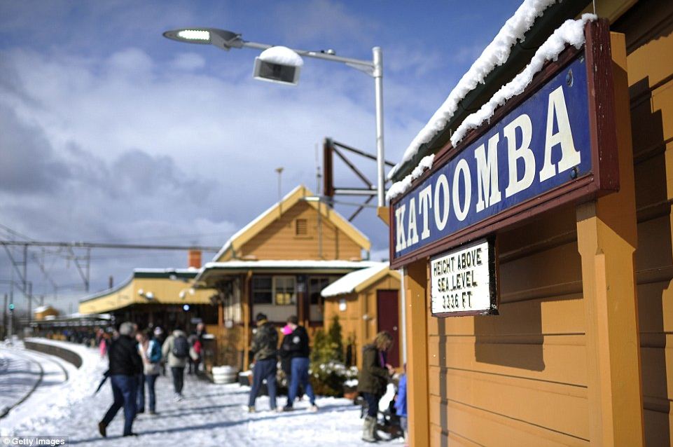 Passengers_at_Katoomba in the snow