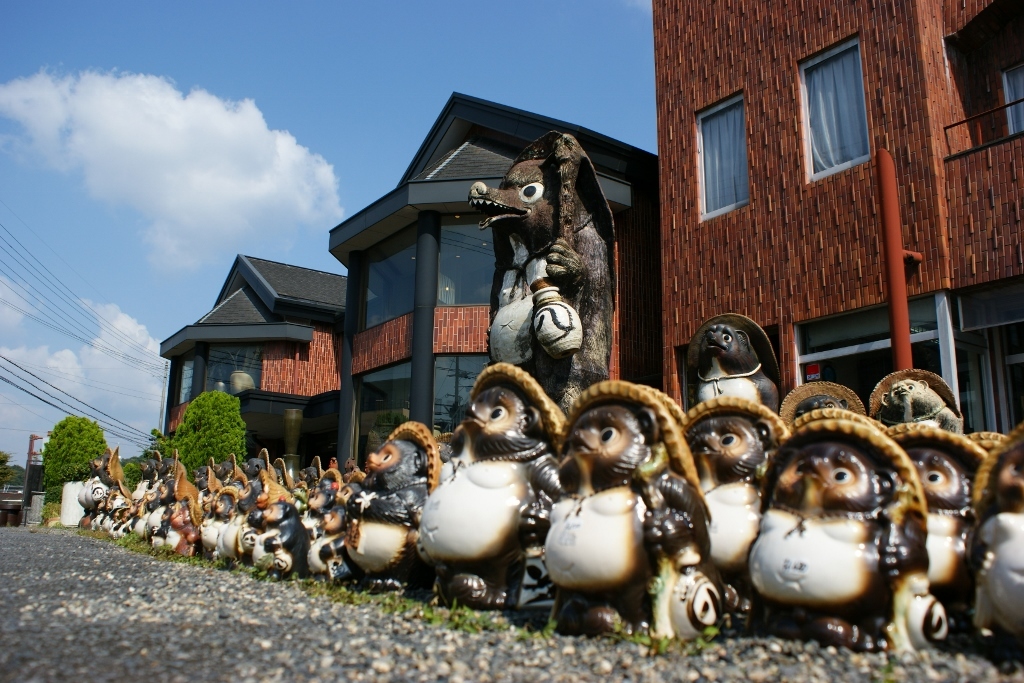 baked ratel-statue-symbol of lucky Shigaraki Tanuki
