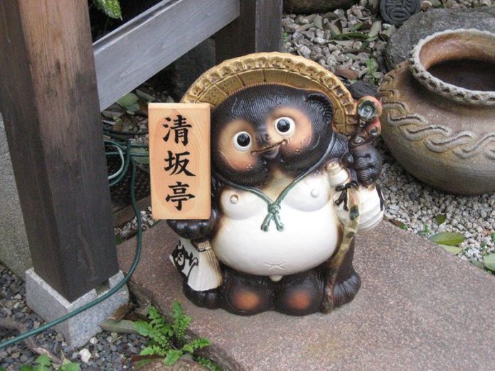 tanuki-statue-ratel-symbol of lucky-japan tanuki-statue-ratel-symbol of lucky-japan