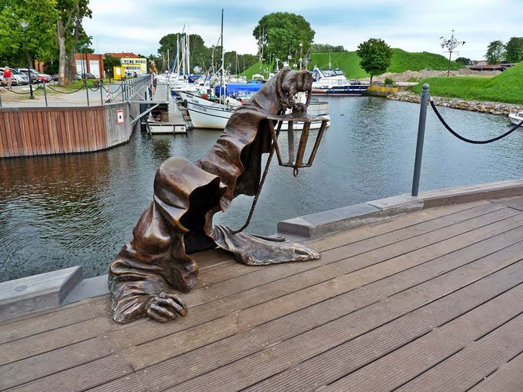 Dark ghost shadow statue-Klaipeda-most creative sculpture-around the world1