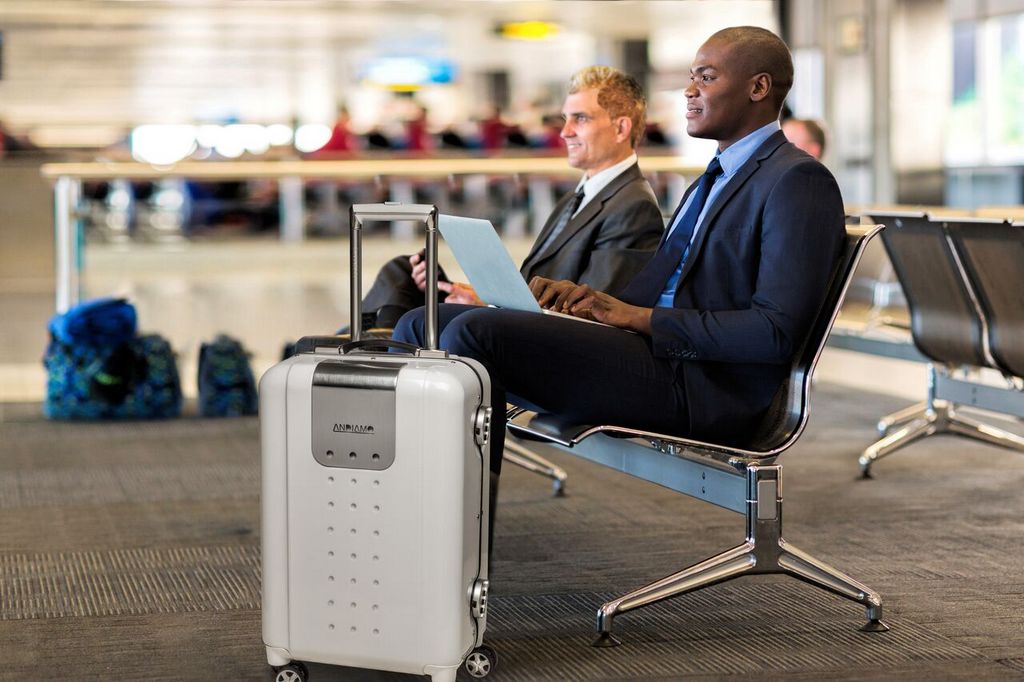 Andiamo IQ-suitcase can charge for iPad-travel tip