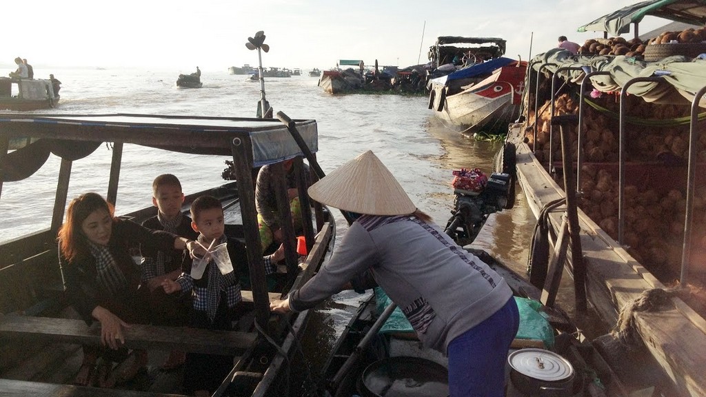 long xuyen floating market an giang vietnam attractions