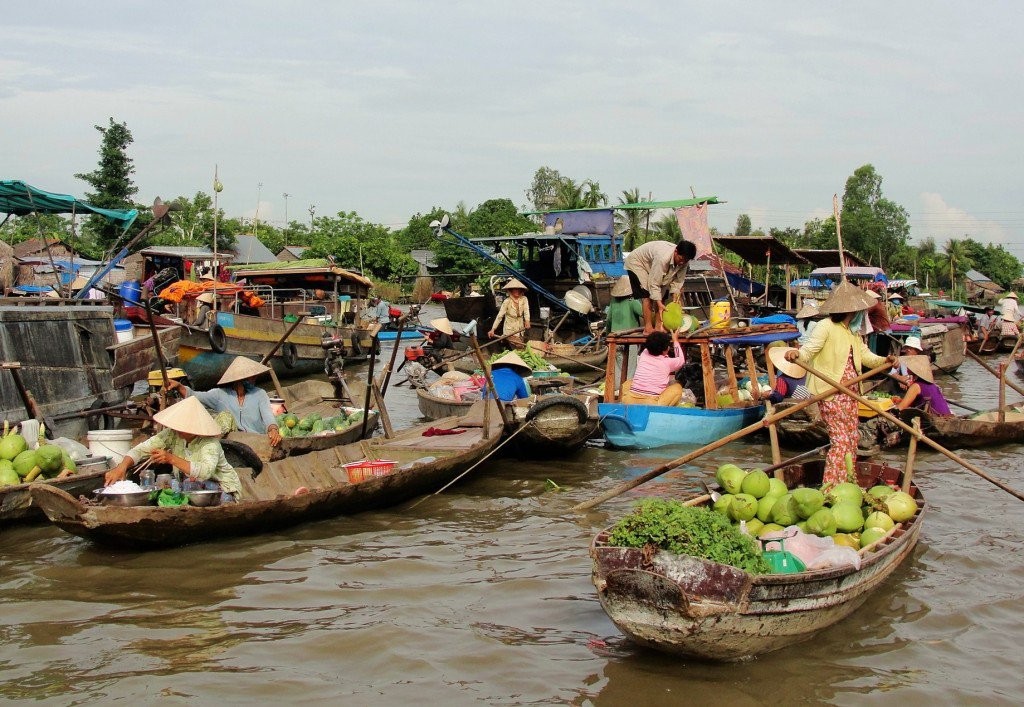 long xuyen floating market an giang vietnam attractions