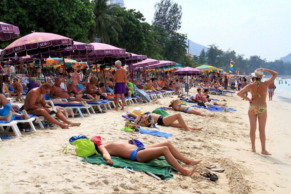 Overcrowded at Phuket beach