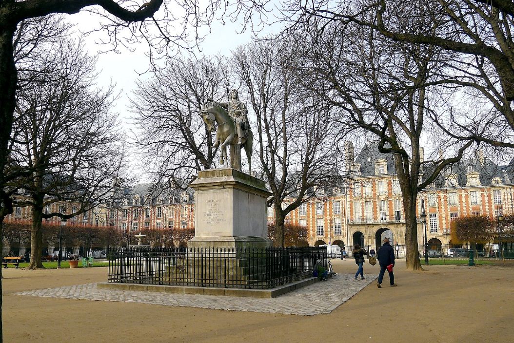 place-de-vosges-paris-square-2