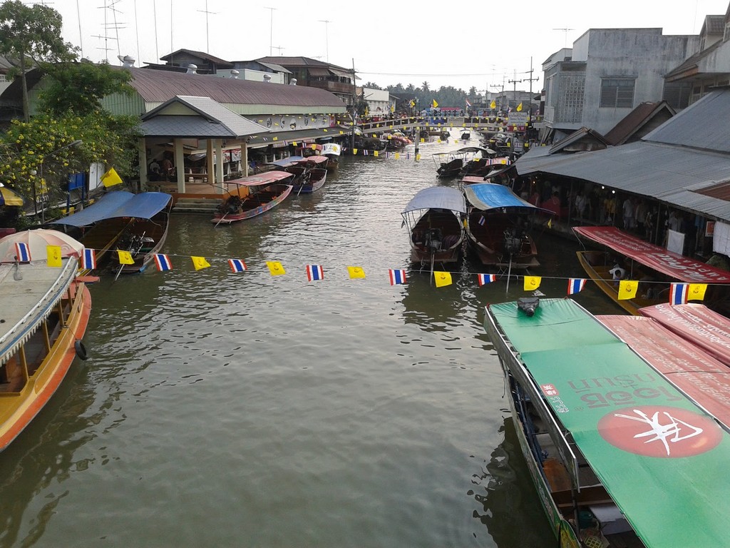 Amphawa floating market