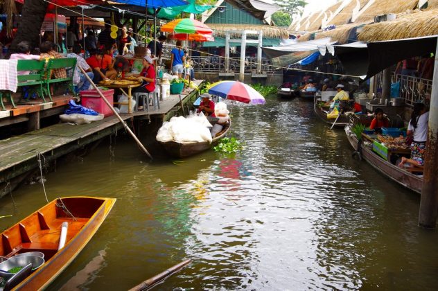 Taling Chan floating market