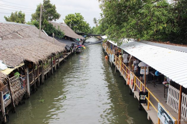 Taling Chan floating market