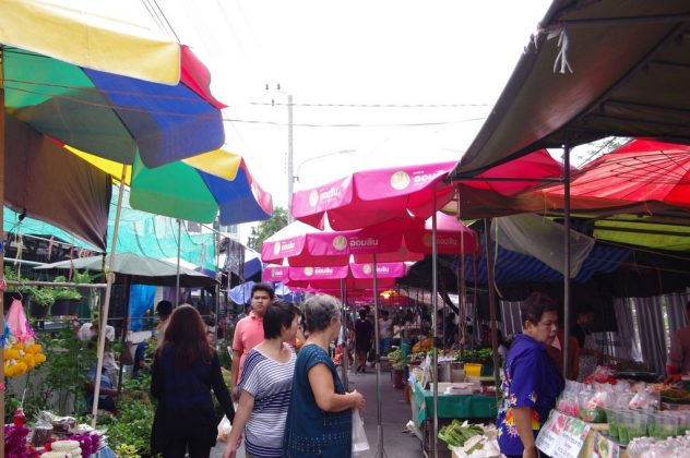 Taling Chan floating market