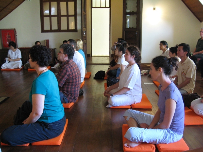 free-meditation-classes-in-wat-maha-that-free-experience-when-traveling-to-bangkok1