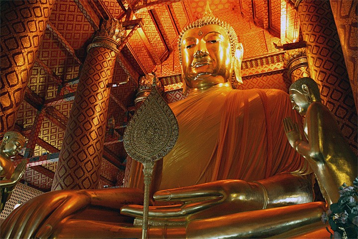 free-meditation-classes-in-wat-maha-that-free-experience-when-traveling-to-bangkok2