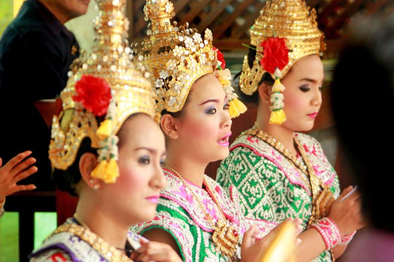 see-thai-dancers-at-erawan-shrine-free-experience-when-traveling-to-bangkok