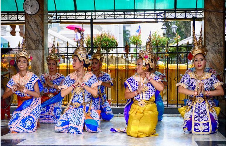 see-thai-dancers-at-erawan-shrine-free-experience-when-traveling-to-bangkok6