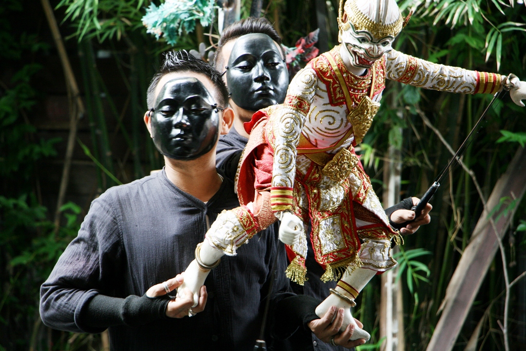 traditional-thai-puppet-show-in-the-artists-house-free-experience-when-traveling-to-bangkok1