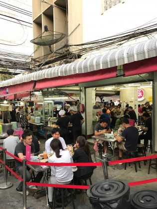 Kaiton Pratunam chicken rice stall
