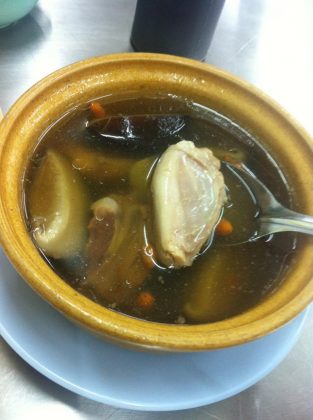 Kaiton Pratunam chicken rice stall