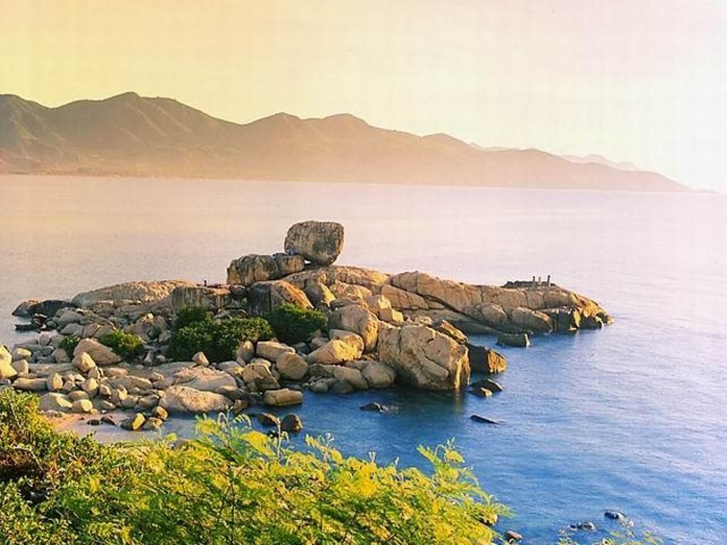 Chong Promontory-Nha-Trang-Beach-beautiful-beaches-and-island-nha-trang12
