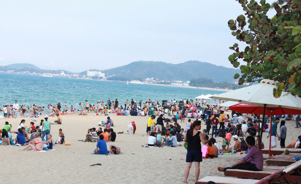 tourists on nha trang beach
