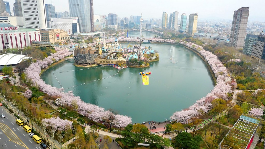 Seokchon Lake Cherry Blossom Festival