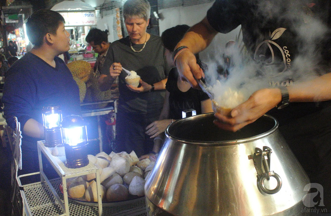 yaowarat street food chinatown bangkok street food coconut icecream