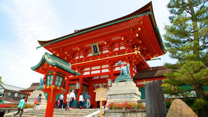 Fushimi Inari Shrine - One of most famous shrine in Japan (2) Fushimi Inari Shrine - One of most famous shrine in Japan (2)