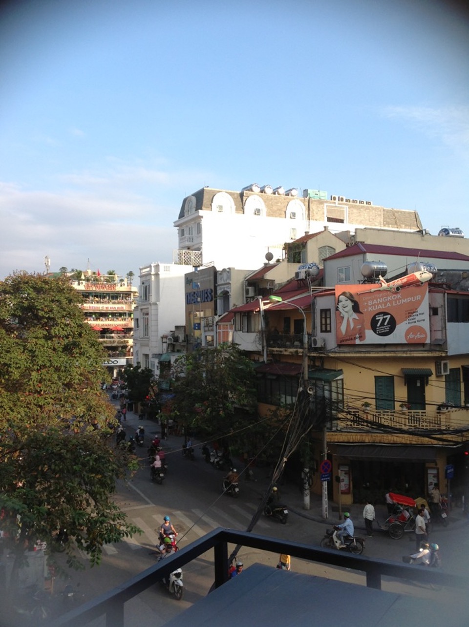 Bottom's Up - Bar Cafe & Shisha hanoi (1)