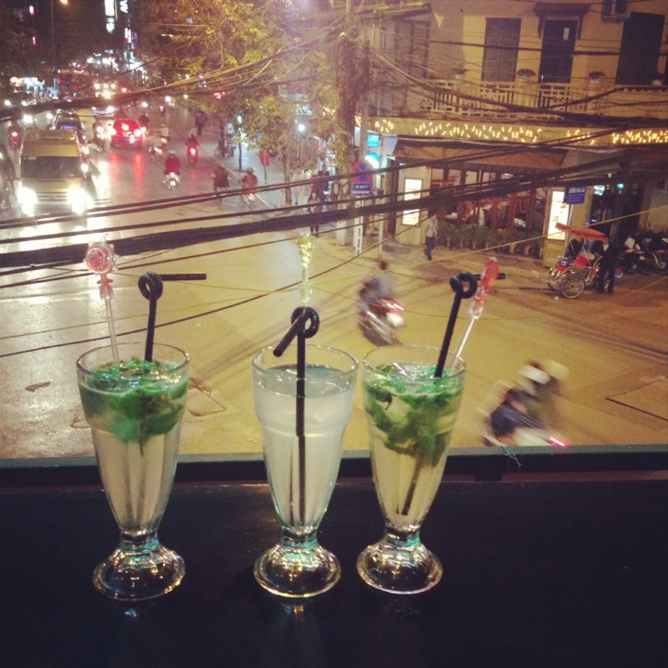 Bottom's Up - Bar Cafe & Shisha hanoi (1)