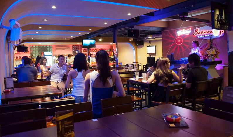 Bottom's Up - Bar Cafe & Shisha hanoi (1)