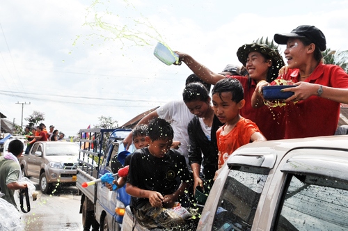The water festival in Bunpimay-Laos-the water festivals in Southeast Asian4