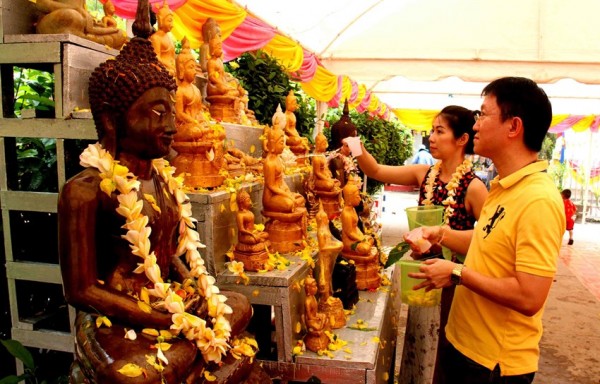 The water festival in Bunpimay-Laos-the water festivals in Southeast Asian8