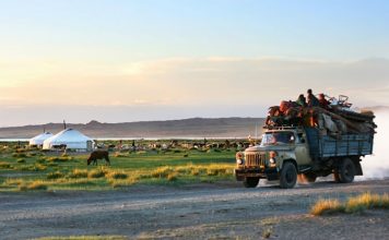 10 must-do in Mongolia you should not miss Mongolian tent-best experiences-in Mongolia1