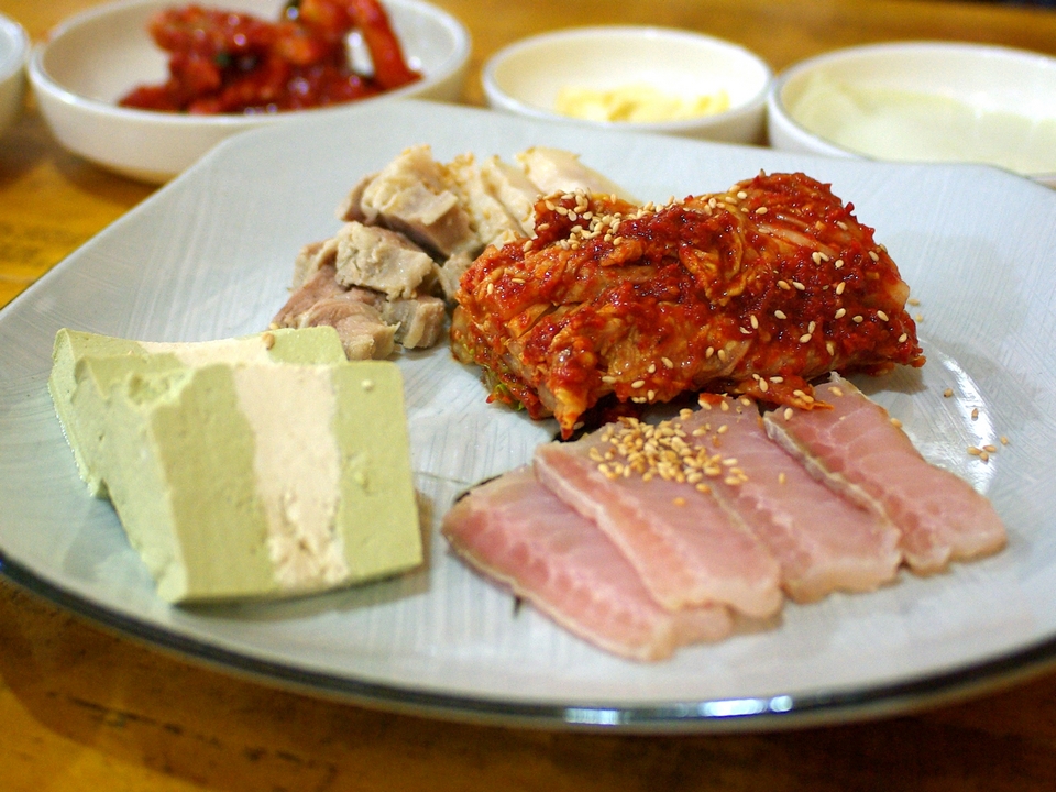 Hongeogeo (Fermented skate),strange food in korea,korean exotic food,weird korean food,korean strange food (1)