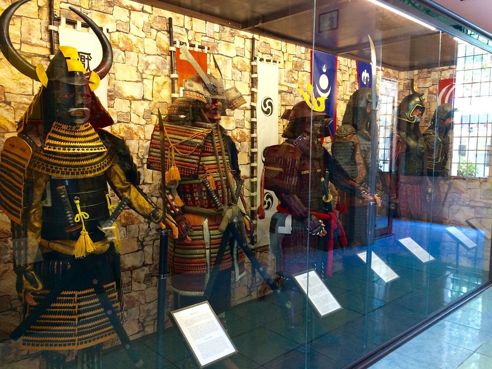 Weapons and military uniforms of Shogun – Japa (left corner)