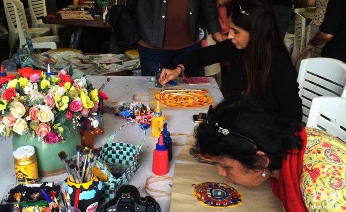 The visitors are passionately painting in the art workshop of artist Nang.