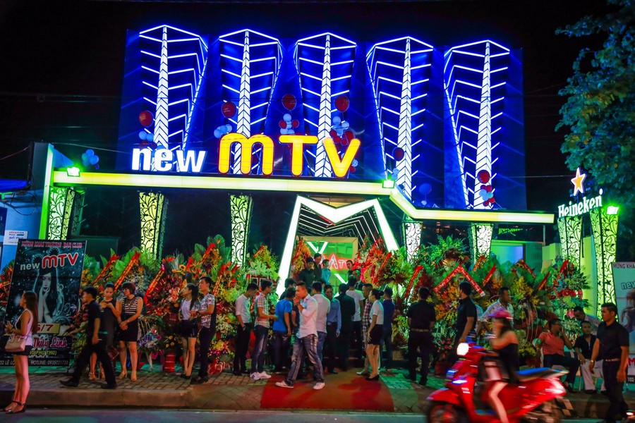 Visit Pham Ngu Lao street is one of the top what to do in Hue at night