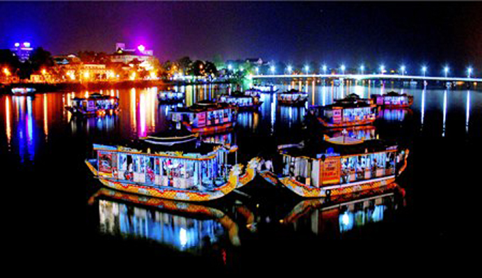 Hue folk songs on the Perfume River