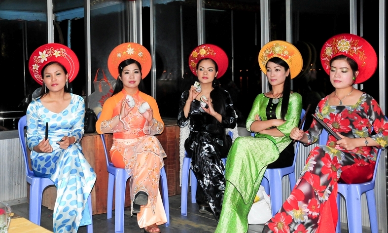 Hue folk songs on the Perfume River
