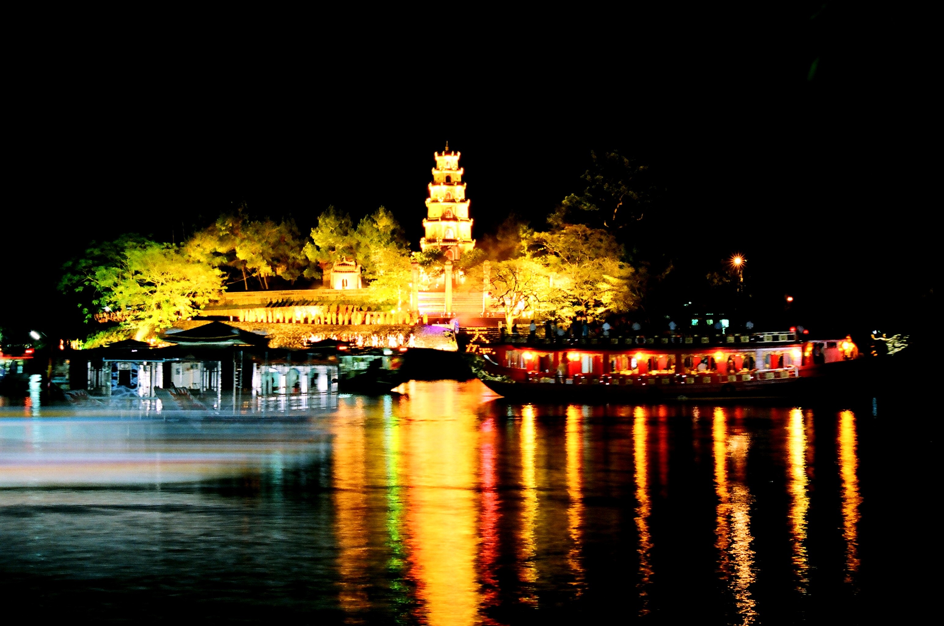 Hue folk songs on the Perfume River