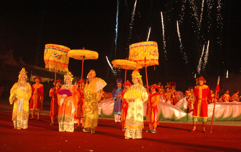 2. Visiting Hue Citadel at night