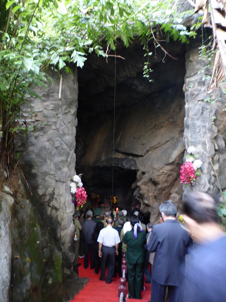 The Eight girls cave tam co quang binh (1)