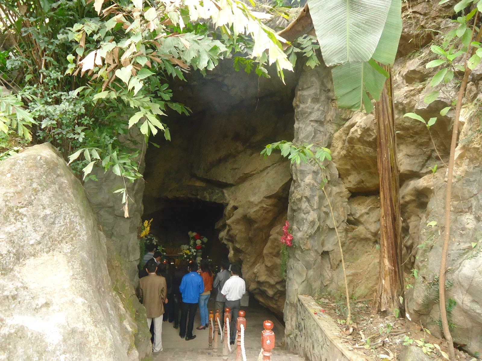 The Eight girls cave tam co quang binh (1)