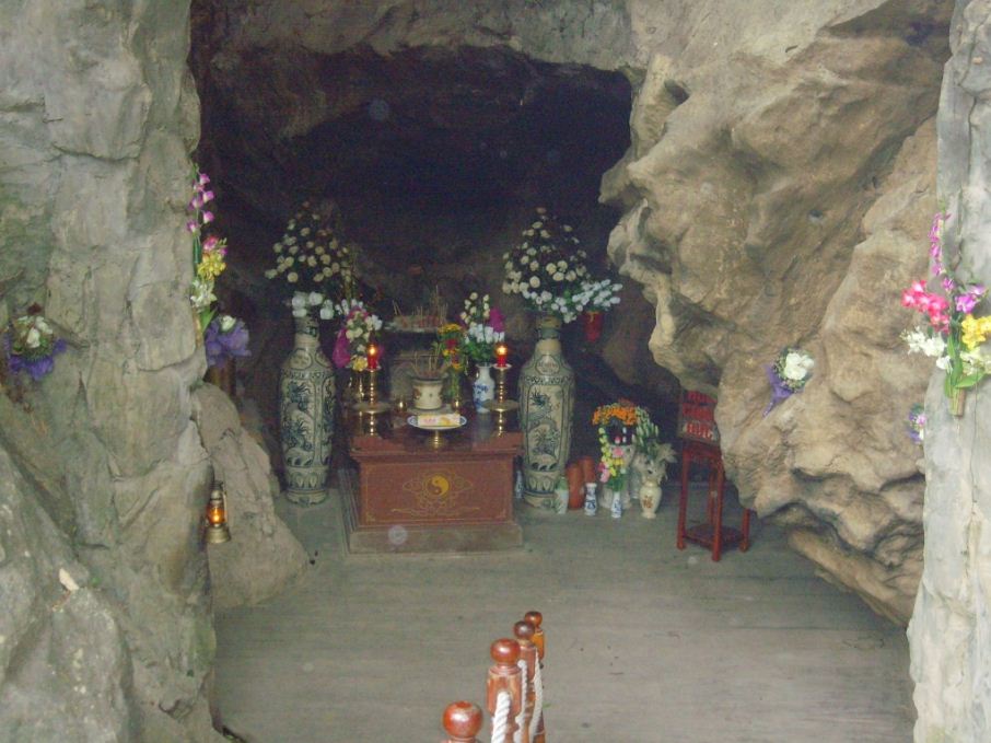 The Eight girls cave tam co quang binh (1)