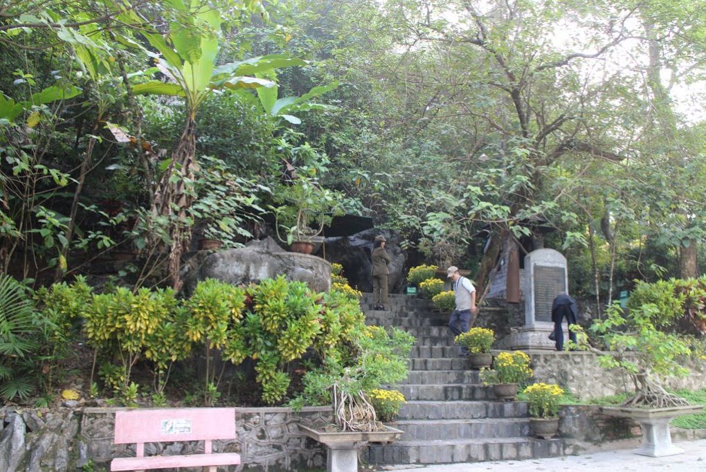 The Eight girls cave tam co quang binh (1)