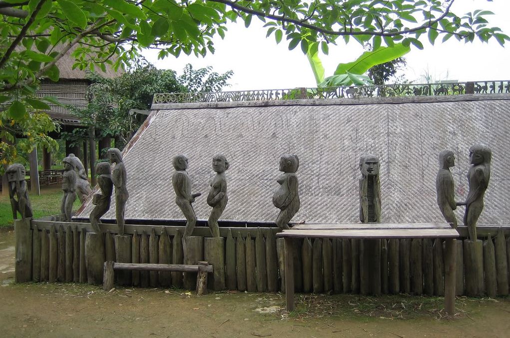 nha mo tay nguyen charnel central highlands