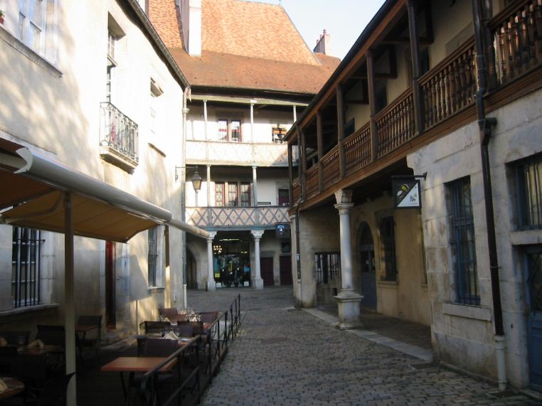 Ancien_Hotel_Champagney_yard 3