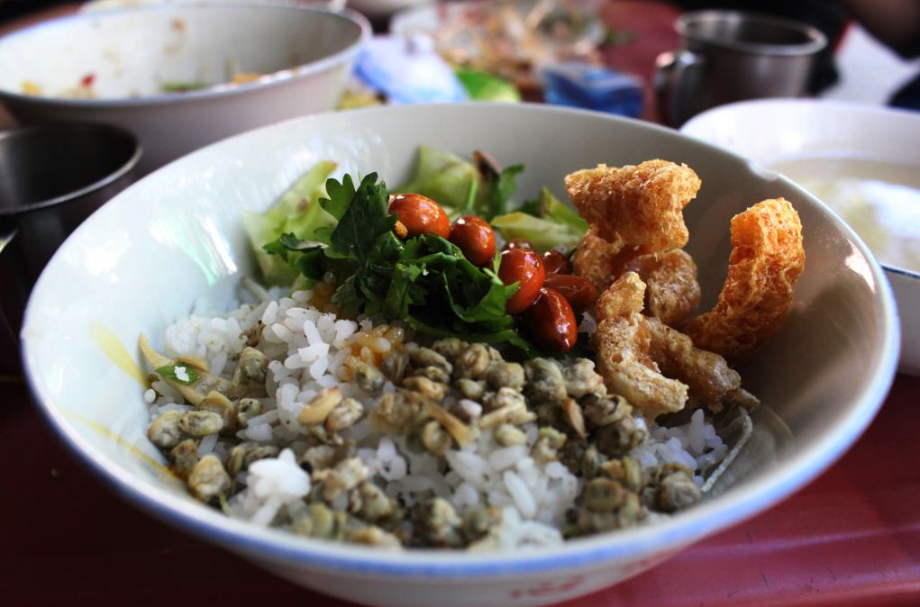 com hen mussel rice hue vietnam traditional food (1)