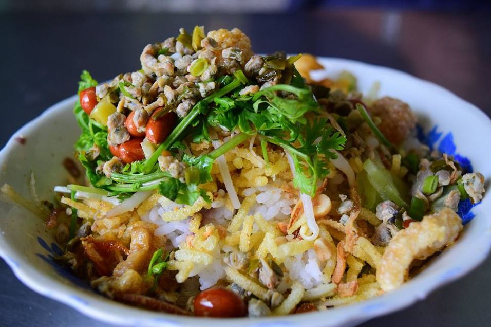 com hen mussel rice hue vietnam traditional food (1)
