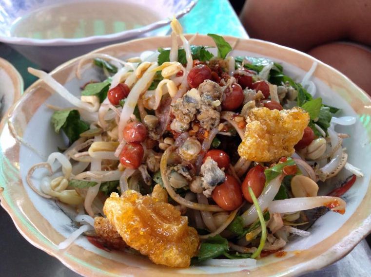 com hen mussel rice hue vietnam traditional food (1)